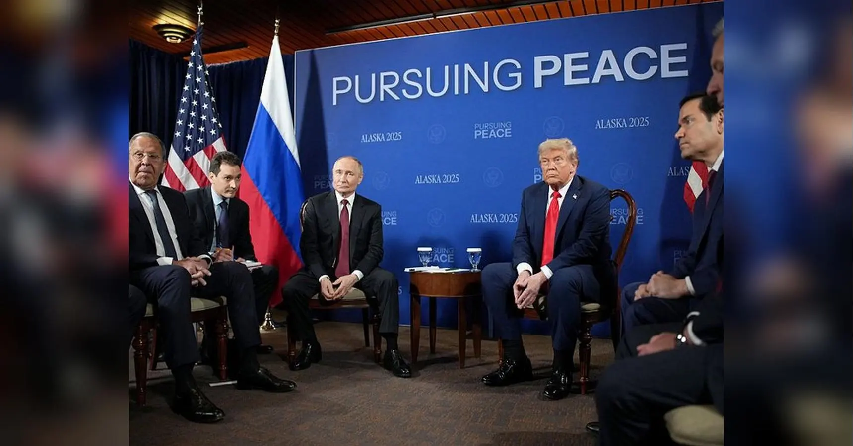 В готелі на Алясці знайшли урядові документи США щодо зустрічі Трампа і путіна: що там цікавого