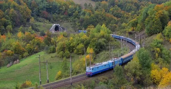 «Укрзалізниця» змінила рух низки поїздів через ремонт колії в Карпатах