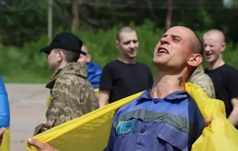 В Україну повернули наймолодших полонених захисників