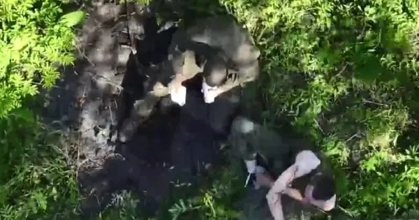 На Харківщині прикордонники дроном полонили окупантів, а потім врятували їх від російських атак