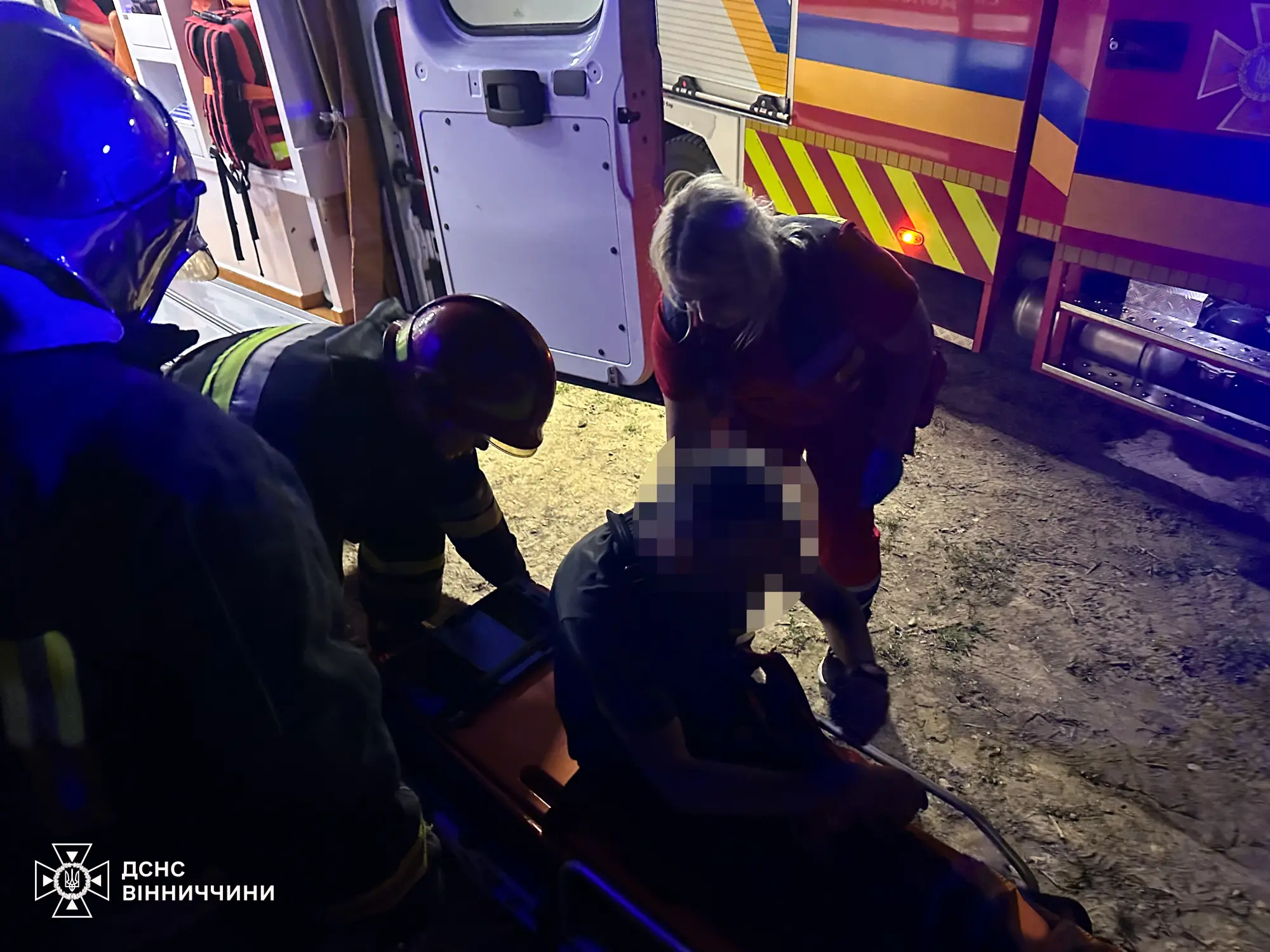 “Надзвичайники” у Вінниці допомогли вибратися чоловіку, який вночі впав у триметрову яму