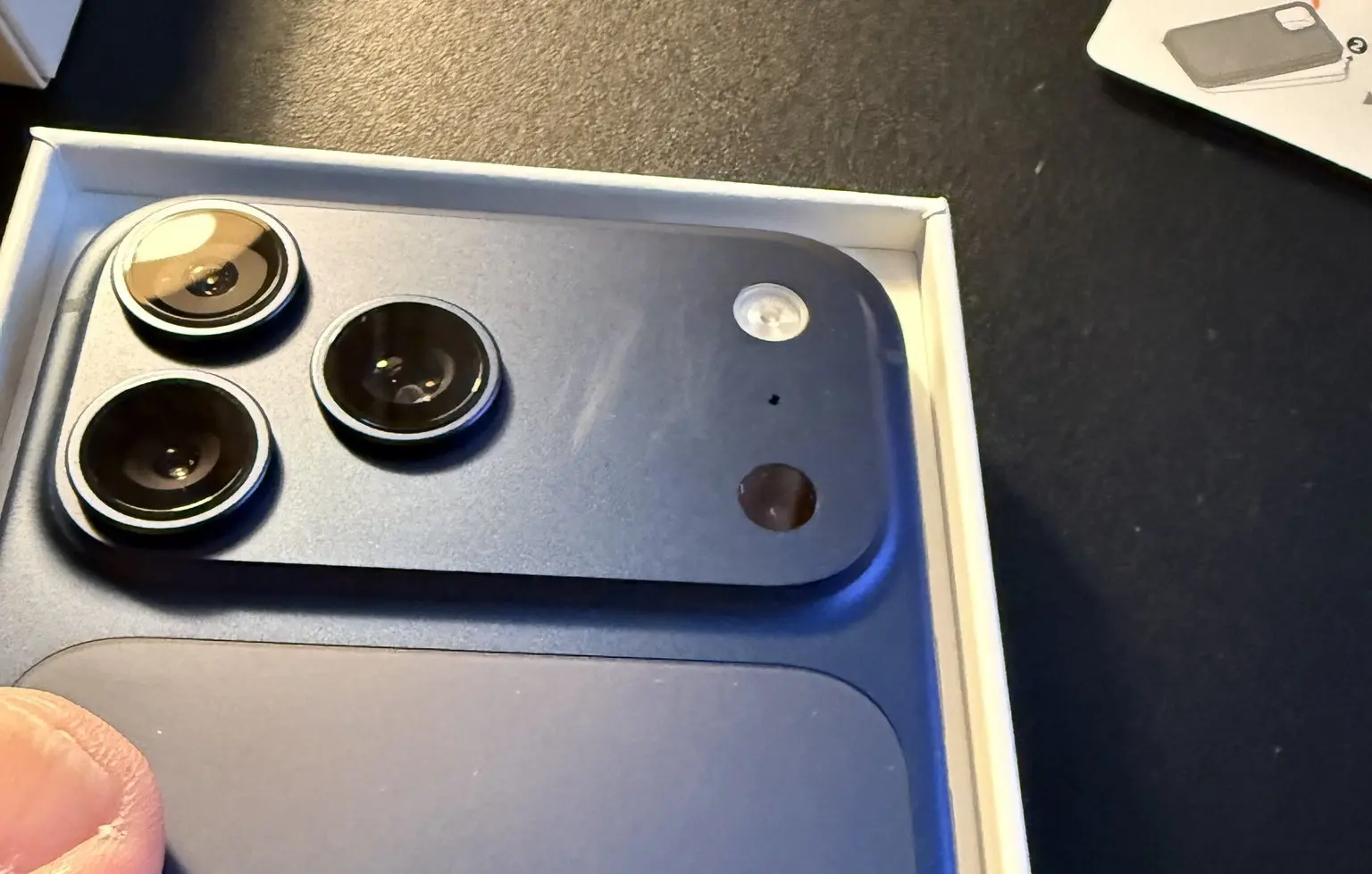 Apple прокоментувала повідомлення про подряпини на корпусі iPhone 17