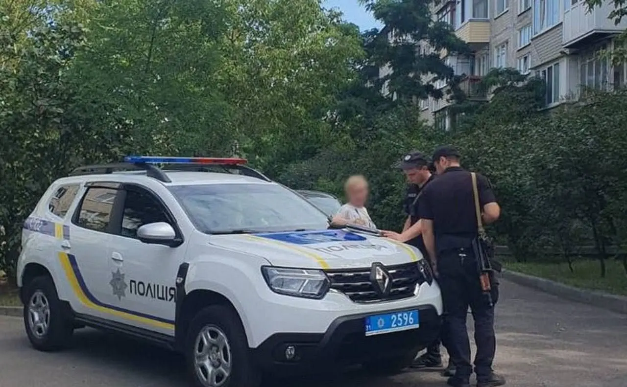 У столичному сквері потужний пес напав на літню жінку: її госпіталізували з переломом і рваною раною