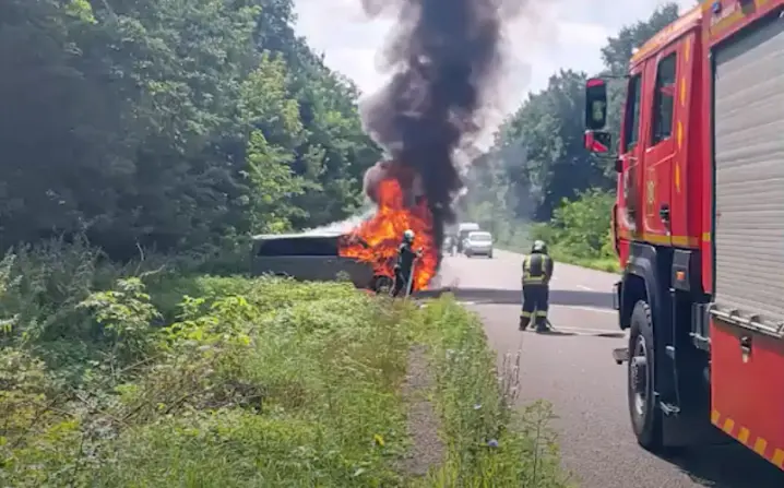 У Мамаївцях «Mercedes Vito» загорівся на ходу — водій дивом залишився живим