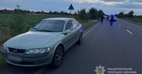 На Волині пасажирка під час руху вистрибнула з авто, потрапила під колеса та загинула