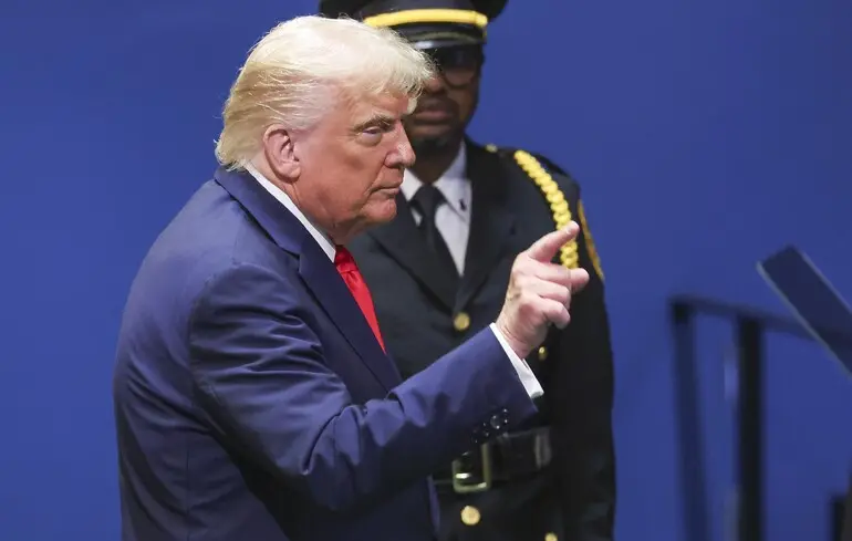 Зупинився ескалатор і вимкнувся телесуфлер: у Трампа обурилися через відмову техніки і вимагають знайти винних