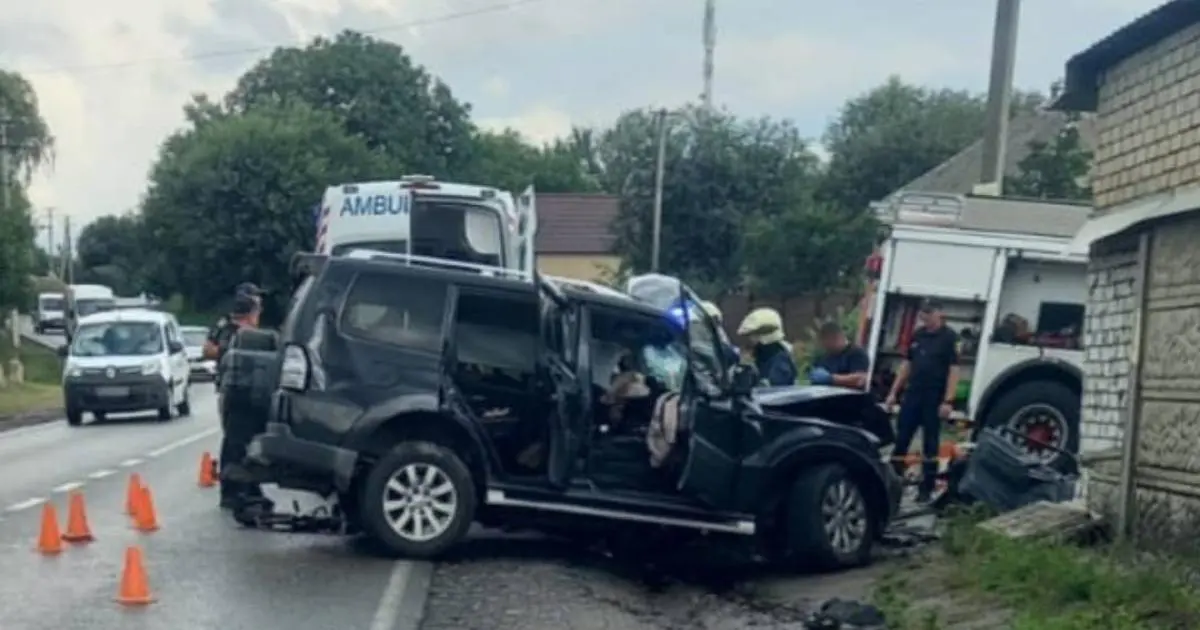 Водій позашляховика влетів на швидкості у гараж неподалік Харкова