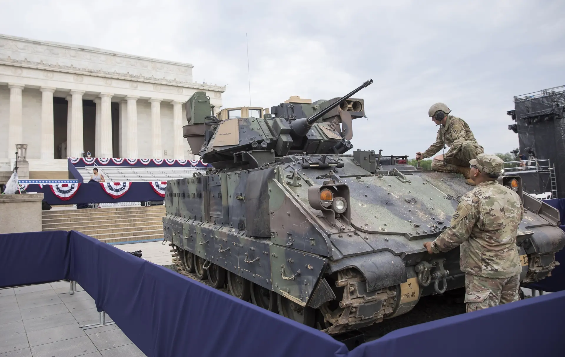 Танки, протесты и белые перчатки. Почему Трамп проводит военный парад в свой день рождения