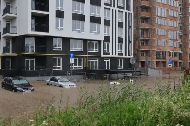 Річки виходять з берегів, будинки йдуть під воду: якої біди наробив у Львові "незвичайний дощ"