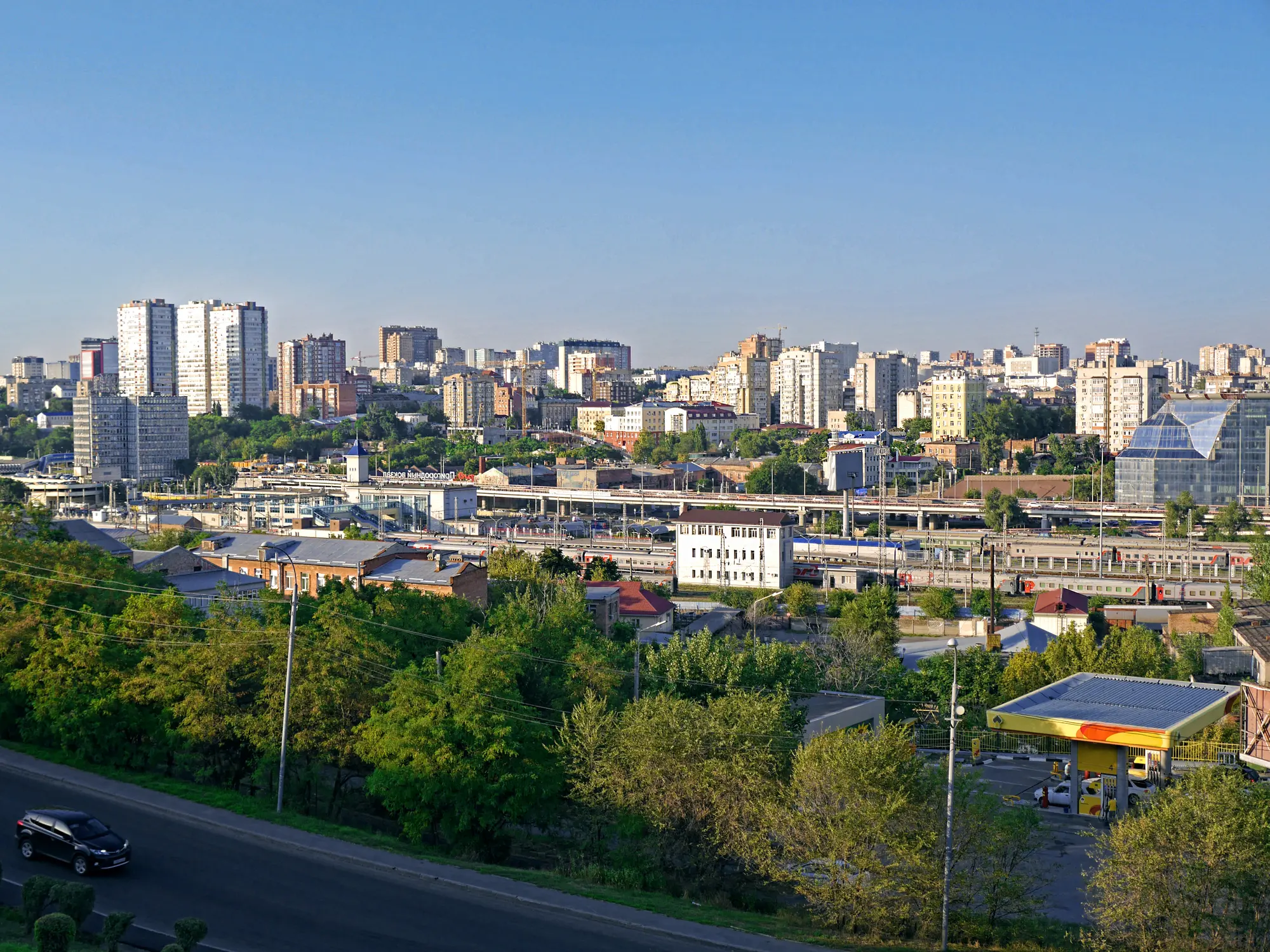 В Ростовской области жалуются на атаку дронов. На железнодорожной станции пожар – видео