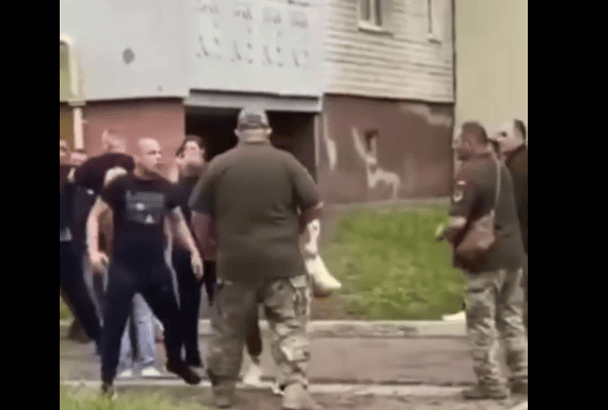 У Черкасах — масова сутичка між цивільними чоловіками і жінками та ТЦК (відео)