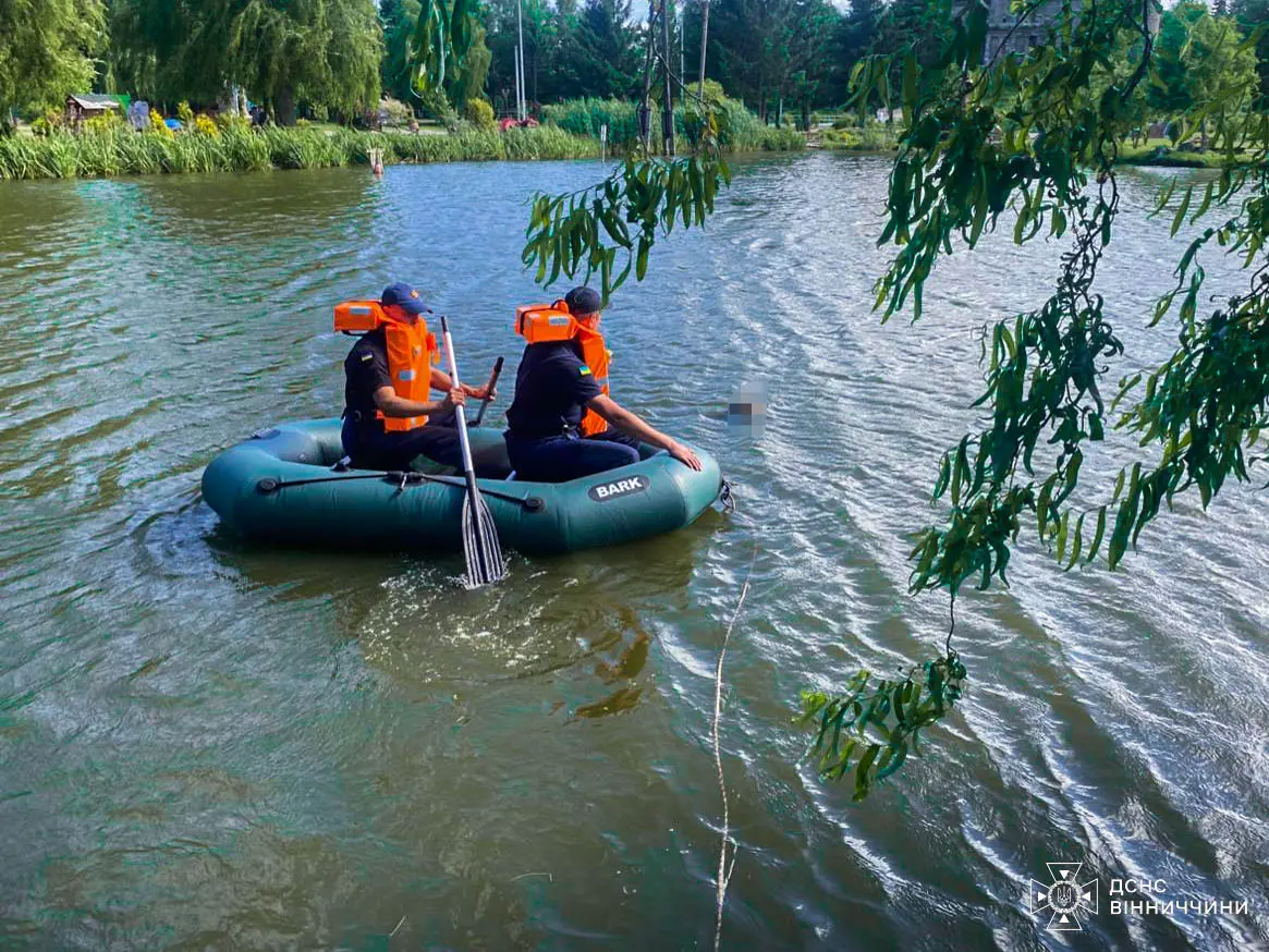 На Вінниччині з водойми міського парку рятувальники дістали потопельника