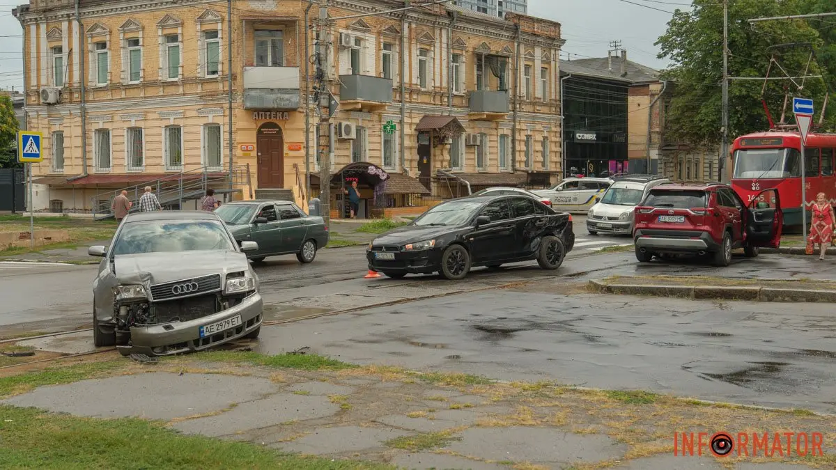 ДТП в Дніпрі: Потрійна аварія на перехресті вулиць
