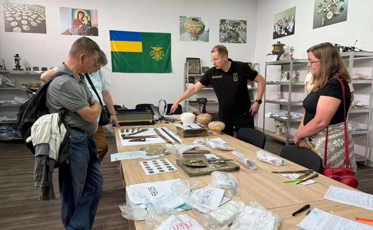 Культурна спадщина повертається додому: київські митники передали цінні артефакти до українських музеїв