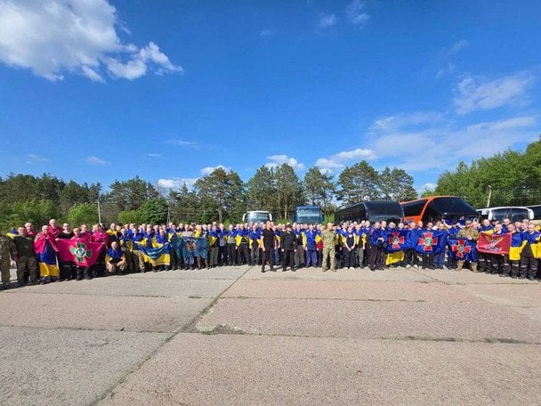 Масштабний обмін полоненими: перші хвилини на рідній землі (щемке відео)