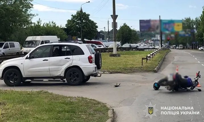У Чернівцях авто врізалося у мотоцикл, 17-річний водій отримав травми