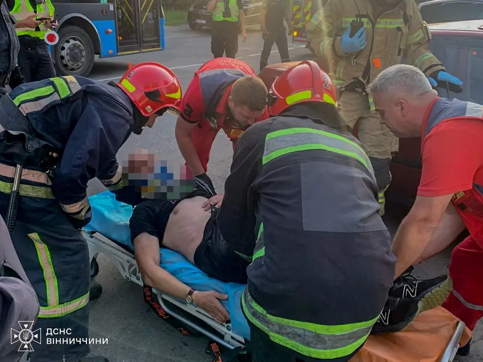 Рятувальники дістали чоловіка, якого заблокувало в авто через ДТП у Вінниці