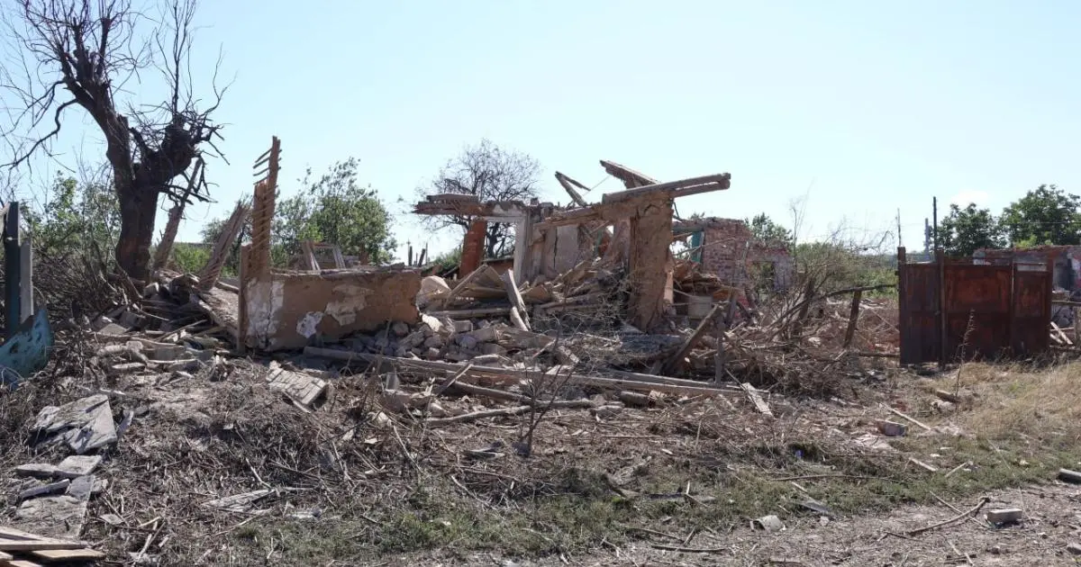 Пошкоджені 30 будинків. Наслідки влучання авіабомб у село на Харківщині