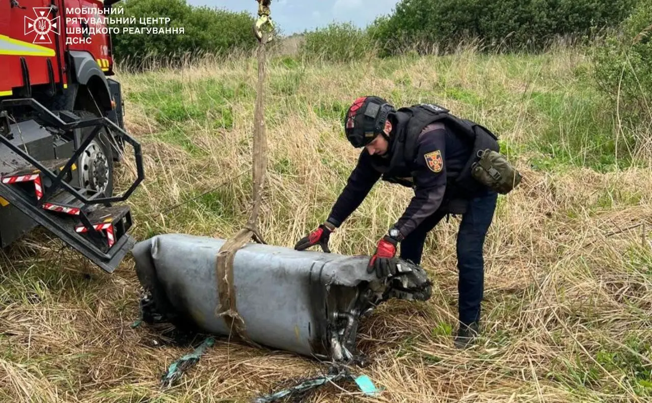 На Київщині в полі знайшли бойову частину ще однієї крилатої ракети