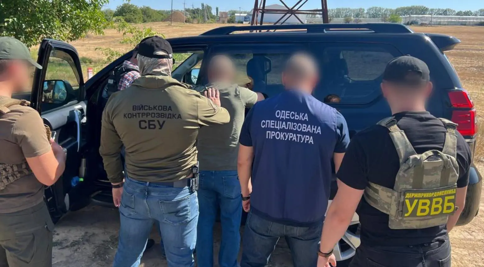 Підозрюють у незаконному переправленні через кордон та підкупі