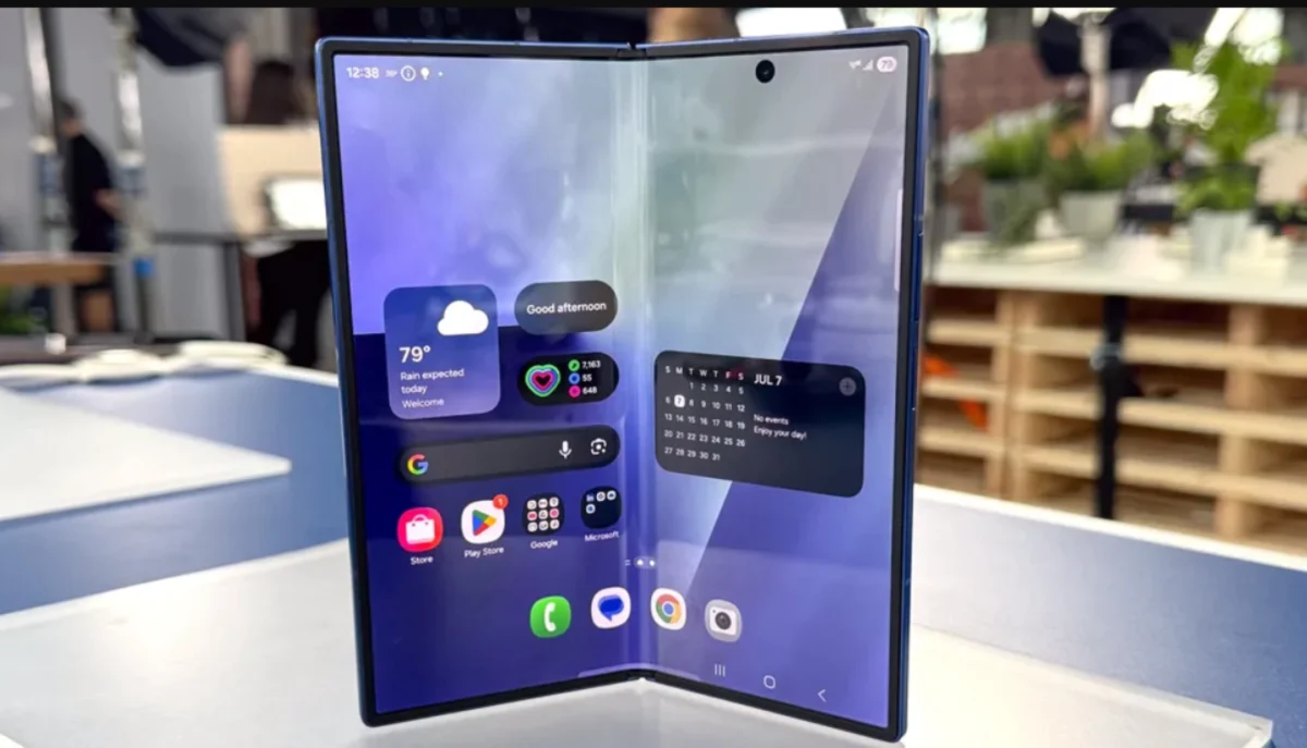 Samsung Galaxy Fold 7 вручну згинають 200 000 раз: що сталося зі смартфоном