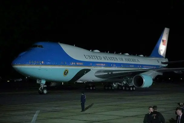Літак Трампа мало не потрапив у катастрофу над Нью-Йорком — Bloomberg