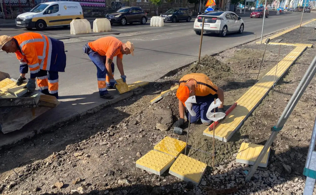 У Шевченківському районі столиці облаштовують ще один безбар’єрний підхід для зручності пішоходів