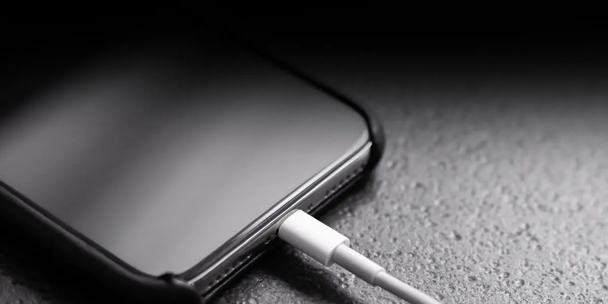 Що робити, якщо iPhone бачить зарядку, але не заряджається: повне керівництво