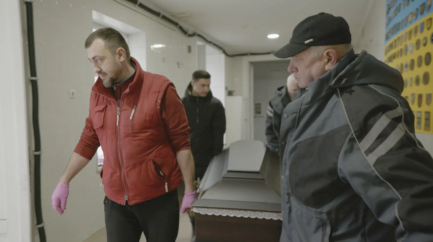 Труни-човни, рожеві рукавички і жовто-блакитний стяг. Як опікуються тілами загиблих військових працівники львівського моргу
