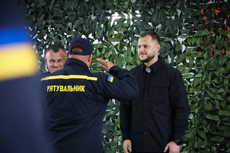 Начальник КОВА Микола Калашник та голова ДСНС України Андрій Даник привітали рятівників з професійним святом