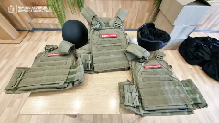У Чернівцях працівники "швидкої" отримали  20 шоломів та 20 бронежилетів