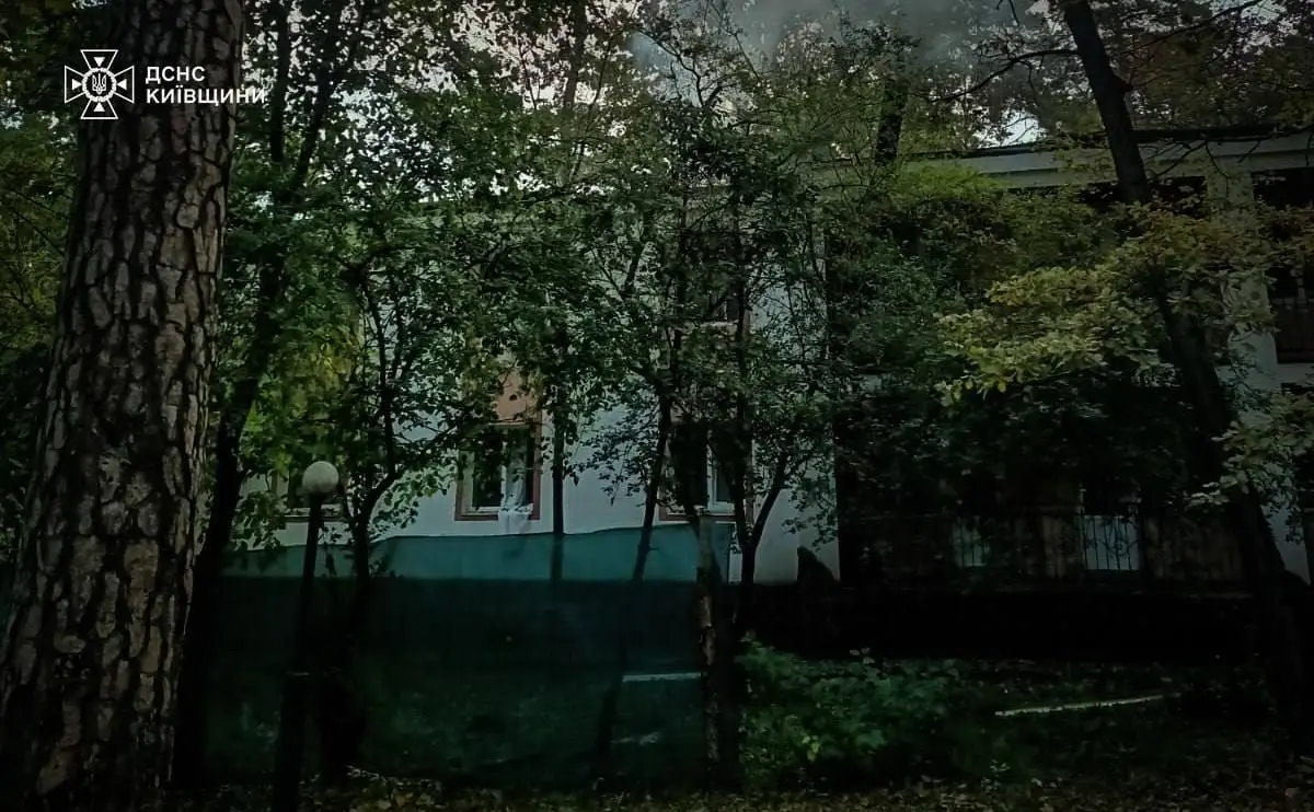 Через атаку ворожих дронів на Київщині загорілася будівля