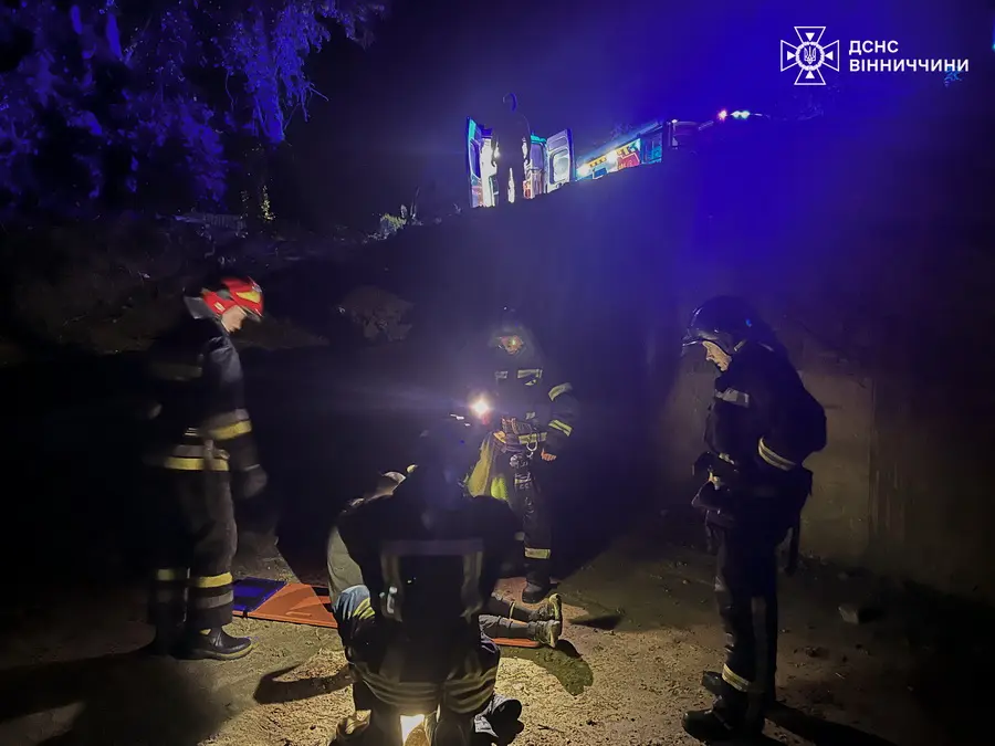 У Вінниці з триметрової ями вночі діставали чоловіка