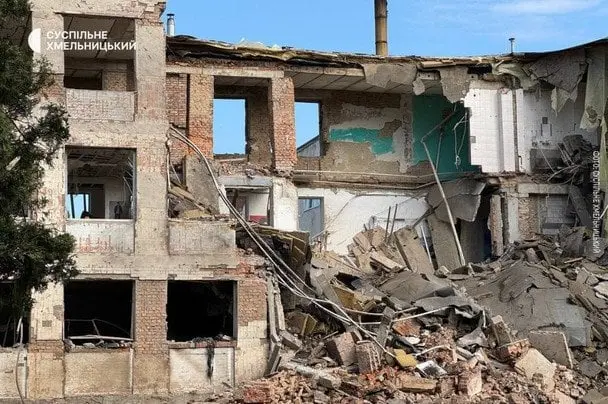 Російська армія зруйнувала швейну фабрику на Хмельниччині: фото наслідків
