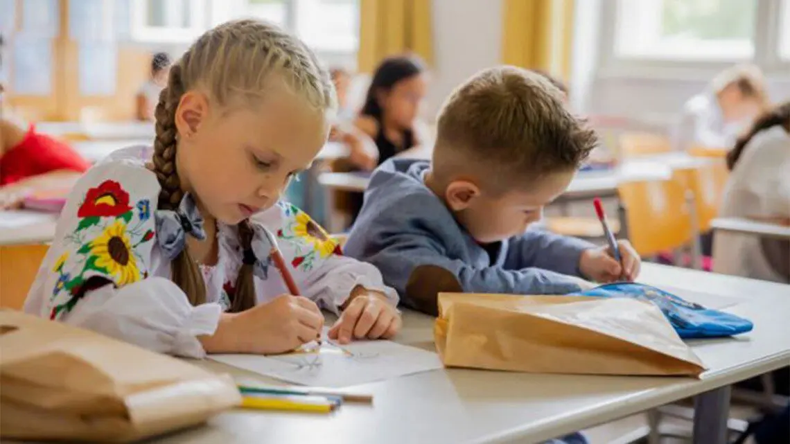 Початок навчального року в Україні: 3,5 мільйона учнів повернулися до