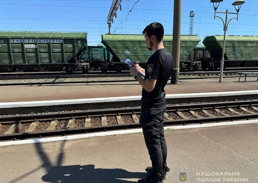 В Одесі чоловік отримав удар струмом, залізши на дах поїзда