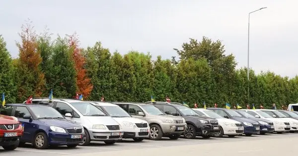 32 авто від латвійського благодійного фонду передали зі Львівщини на фронт. Фото дня