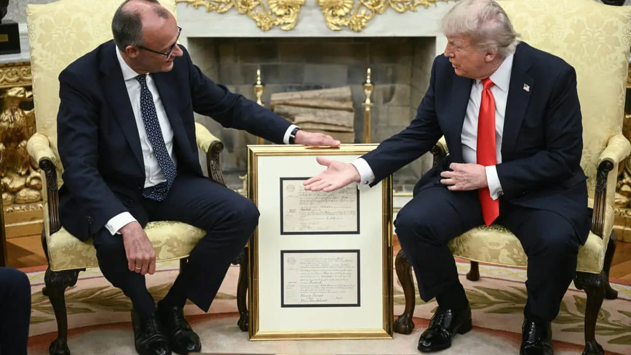 Мерц вручив Трампу свідоцтво про народження його діда, що має німецьке коріння