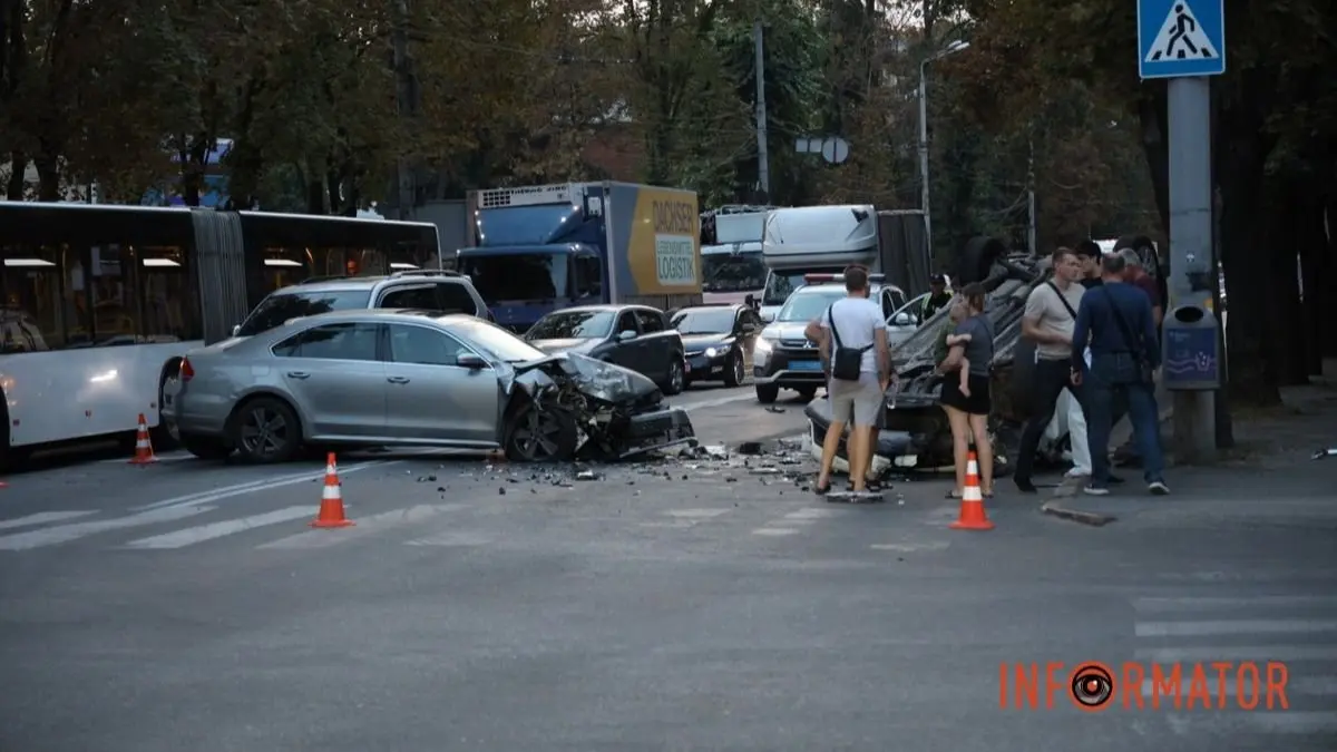 У Дніпрі на Сергія Нігояна зіткнулись Toyota, Volkswagen та Nissan: останній перекинувся на дах