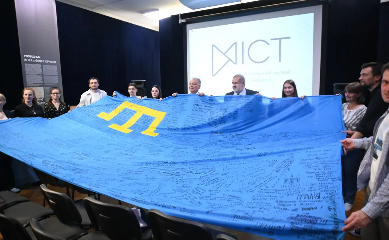 Кримськотатарський прапор побував у 28 кранах і опинився у київському музеї