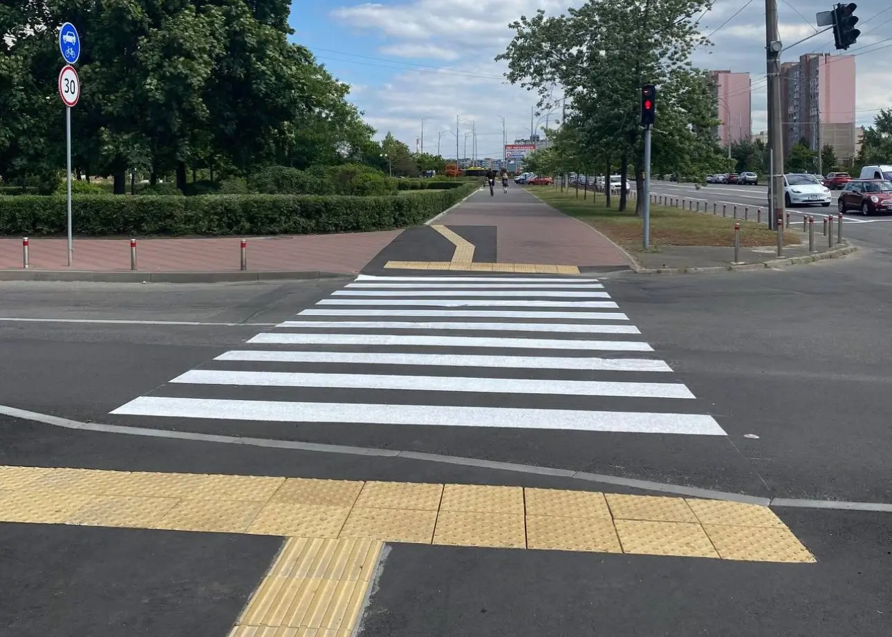 У столиці з початку року облаштували 327 пішохідних переходів, доступних для маломобільних груп