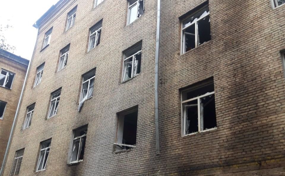 Уламки «шахеда» пошкодили гуртожитки КНУ та університетський центр харчування. ФОТО