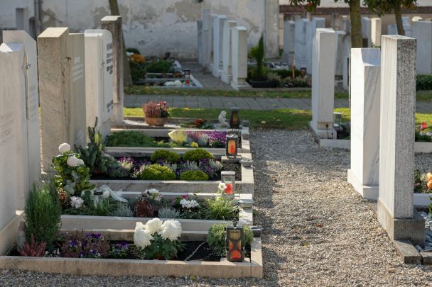 Що робити з телефоном після смерті рідної людини: порада священника