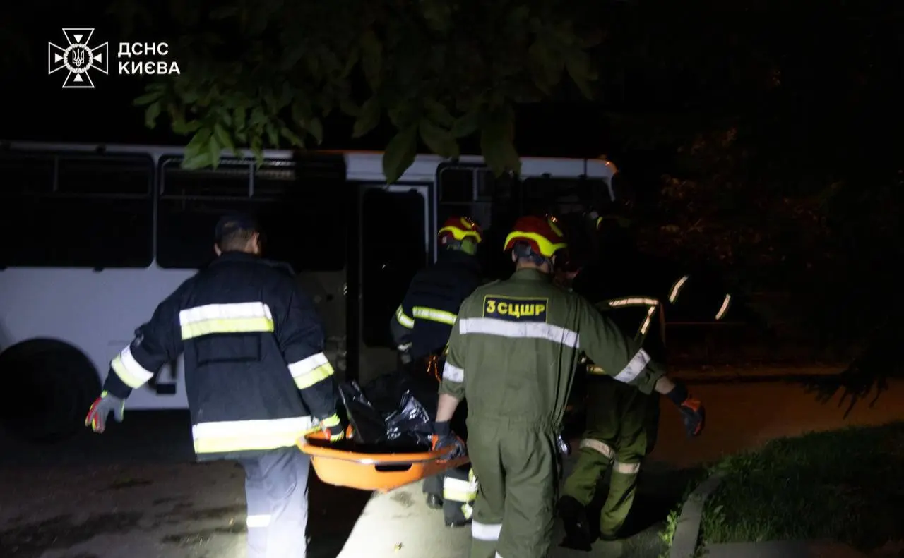 У Києві з-під завалів будинку внаслідок удару 7 вересня дістали тіло чоловіка