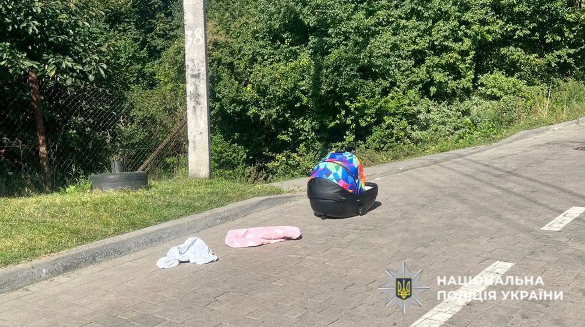 У Львові чоловік поставив люльку з немовлям на дах автівки і поїхав: дитина отримала травми