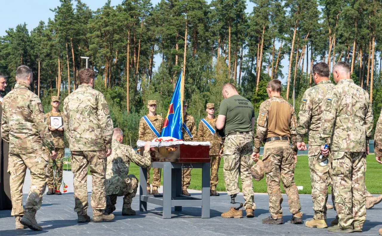 На Національному військовому меморіальному кладовищі з’явилося перше поховання Захисника, чиє ім’я відоме