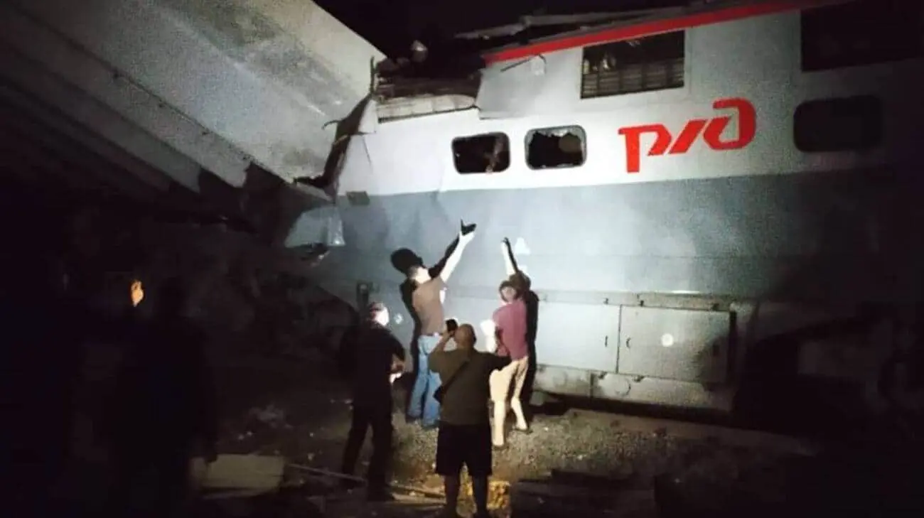 У Росії на потяг обвалився міст: є загиблі та постраждалі – соцмережі