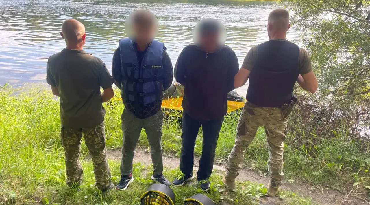 На Вінниччині двоє чоловіків намагались перетнути кордон на підводних скутерах. ВІДЕО