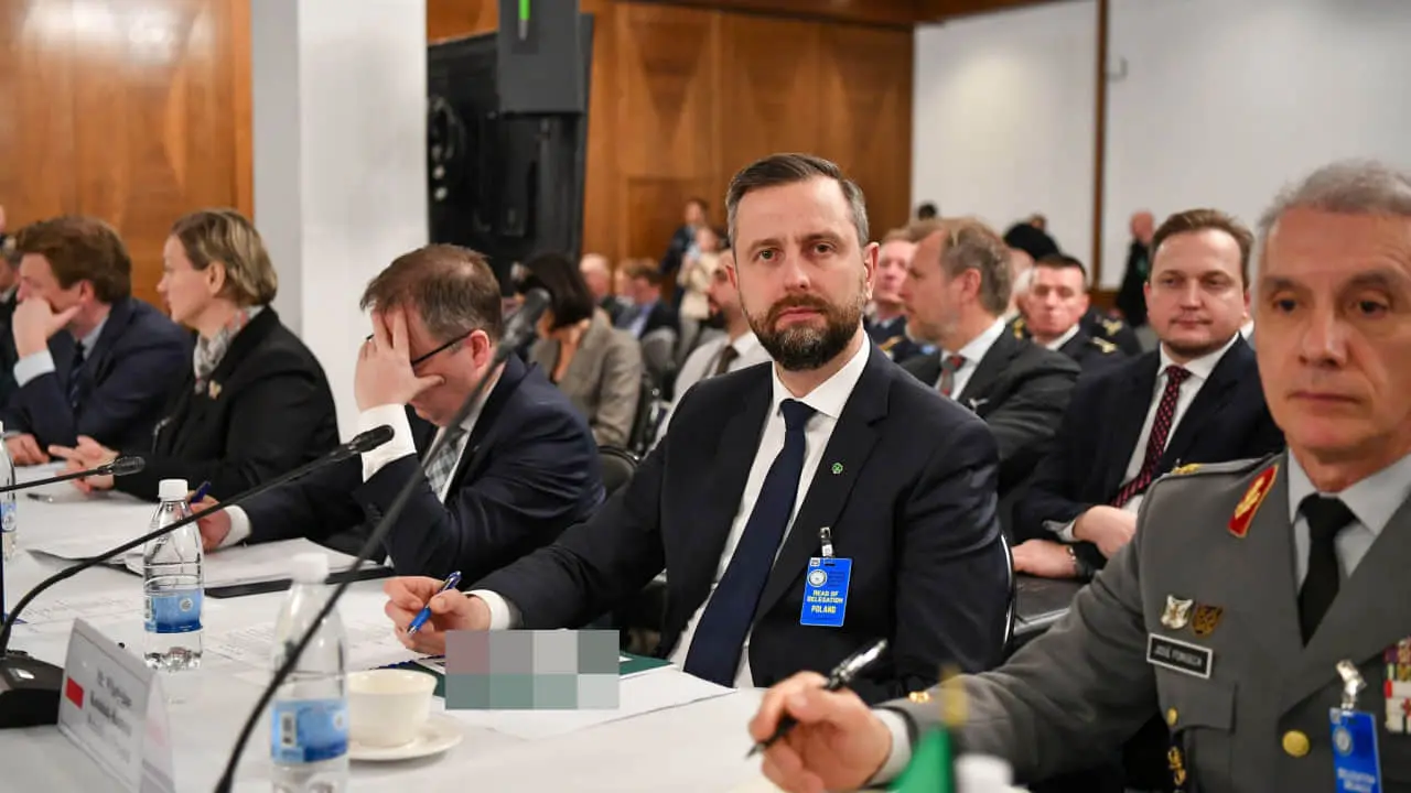 Міністр оборони Польщі озвучив три версії нічного вибуху на кукурудзяному полі