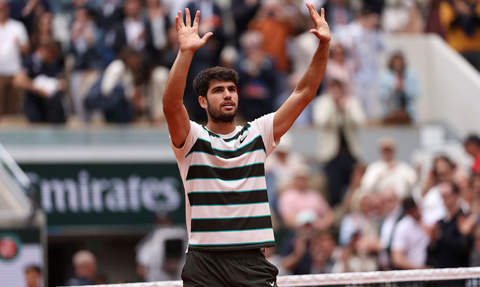 Алькарас начал защиту титула на Roland Garros, победив в первом круге итальянца Дзеппьери